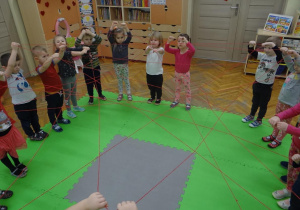 Przedszkolaki prezentują wykonana sieć
